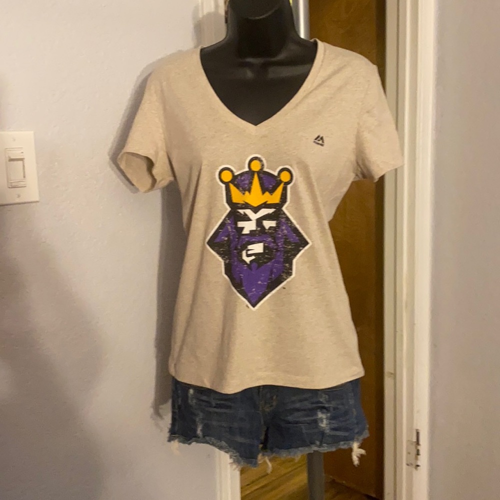 LA Kings women’s v-neck size S